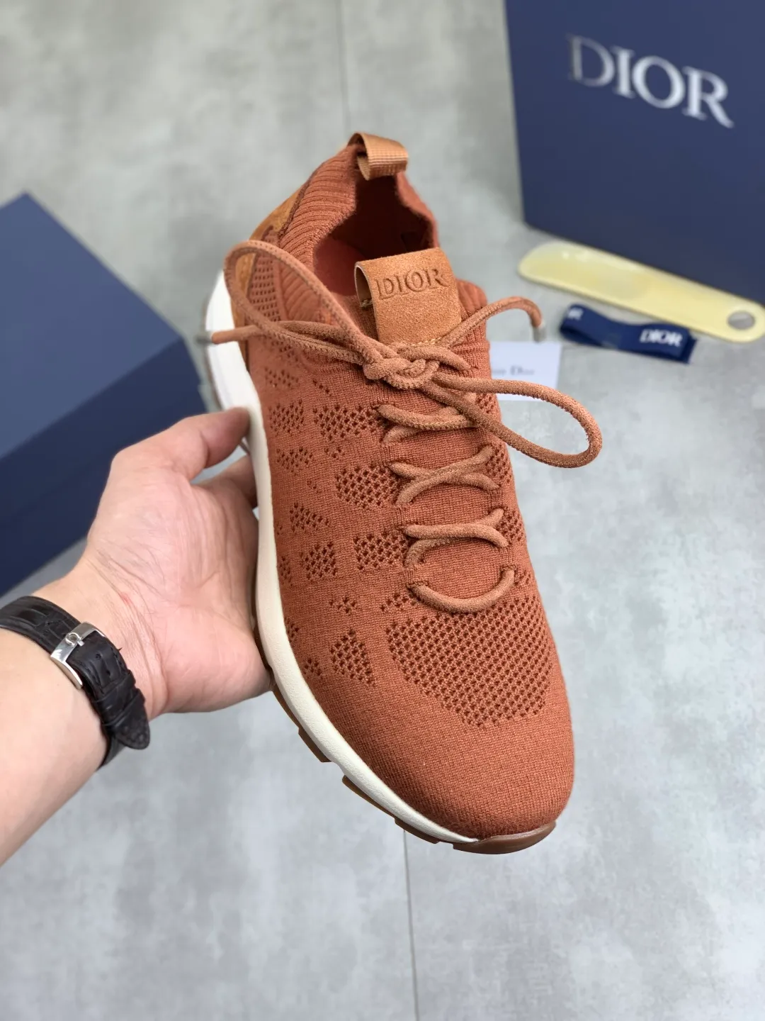 Men's men's shoes P400 new Dior Tech sneakers 2026 early spring series new products, with fashionable details, highlighting retro aesthetics. The fly-knit upper is spliced ​​with the sides of apricot transparent mesh fabric, and the leading edge of the upper window is laminated with high-frequency flat ironing and counter-pressure. The original craftsmanship is beautiful, comfortable and does not fall off. The interior is made of tonal sheep lining, which is soft and comfortable. The heel and tongue are embellished with the Paris logo. The textured TPU soles with the same tonal logo add to the high-end style.  Code number: 38-45 (46 customized)